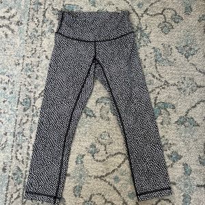 Lululemon 0 black and white leggings (capri)